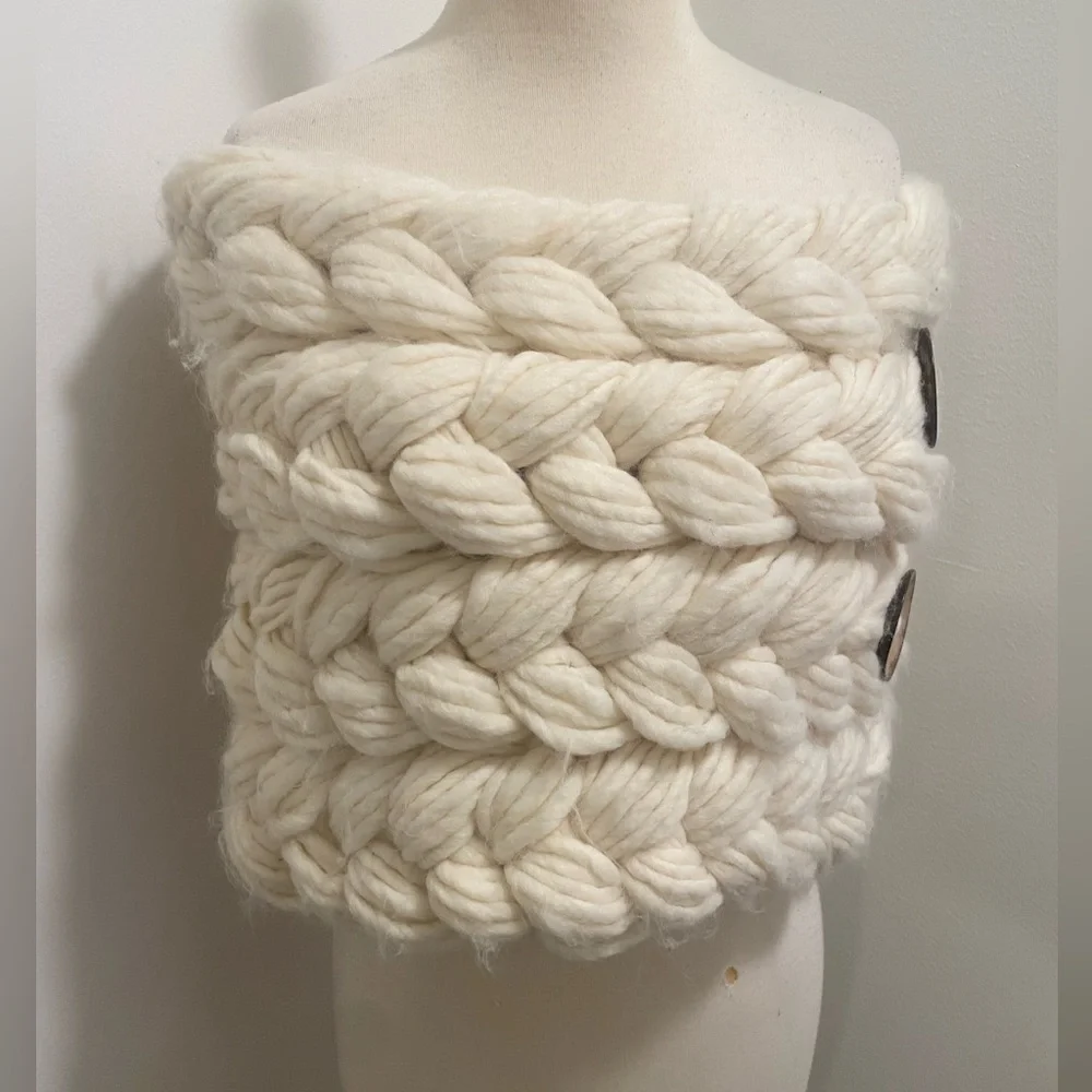 ANTHROPOLOGIE Chunky Knit White Buttoned Shrug - Size S/M